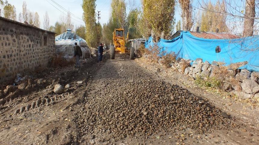 Malazgirt&rsquo;te yol onarım &ccedil;alışmaları