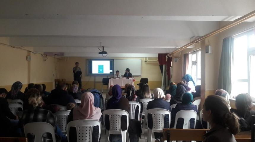 Burhaniye’de sağlık müdürlüğü ekibi velileri bilgilendirdi