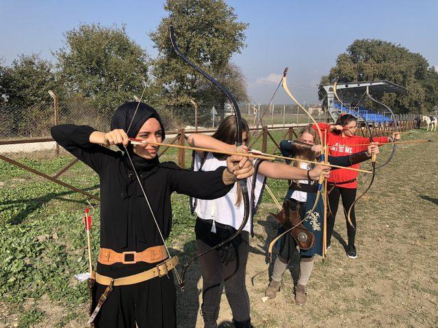 Melike, at üzerinde ok atmayı öğretiyor 1