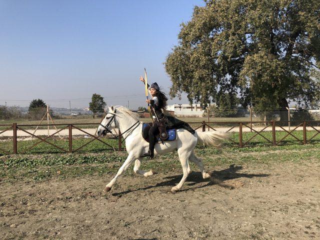 Melike, at üzerinde ok atmayı öğretiyor 2