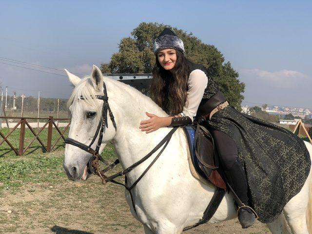 Melike, at üzerinde ok atmayı öğretiyor 3