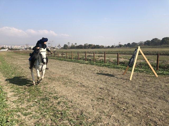 Melike, at &uuml;zerinde ok atmayı &ouml;ğretiyor 4