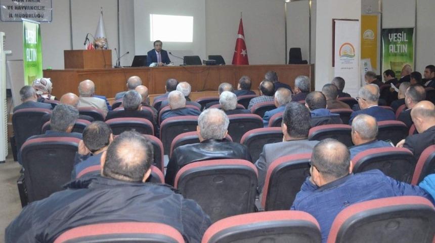 Siirtli &ccedil;ift&ccedil;ilere budama ve g&uuml;breleme eğitimi verildi