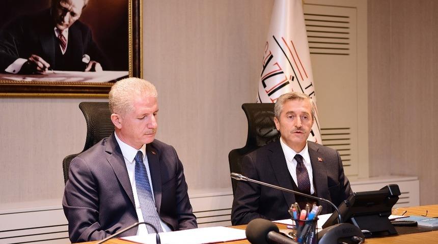 Kitap okuyan &ouml;ğrencilere umre &ouml;d&uuml;l&uuml;