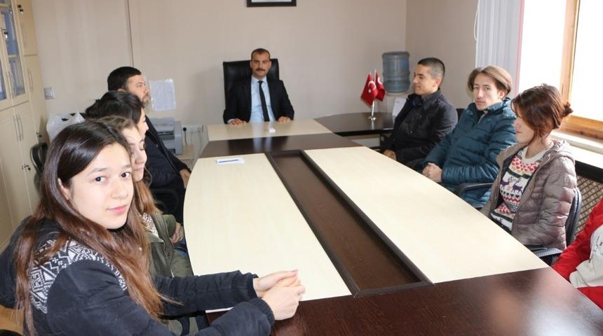 Kaymakam Yenig&uuml;n&rsquo;den &uuml;niversiteye hazırlanan gen&ccedil;lere kitap desteği