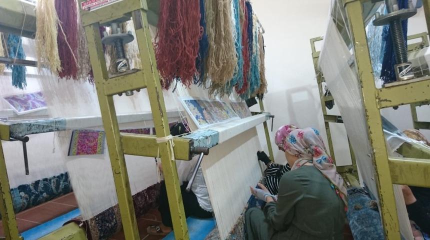 Kadınlar dokuyor İşkur destekliyor
