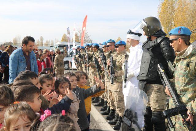 Sevgi evlerinde kalan öğrencilere, jandarma sevgisi