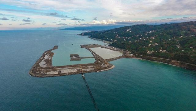 Rize-Artvin Havalimanı'nda denize 14,5 milyon ton taş döküldü