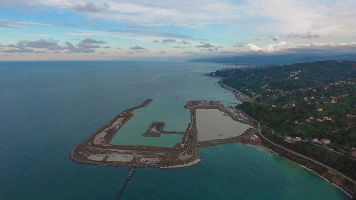 Rize-Artvin Havalimanı'nda denize 14,5 milyon ton taş döküldü