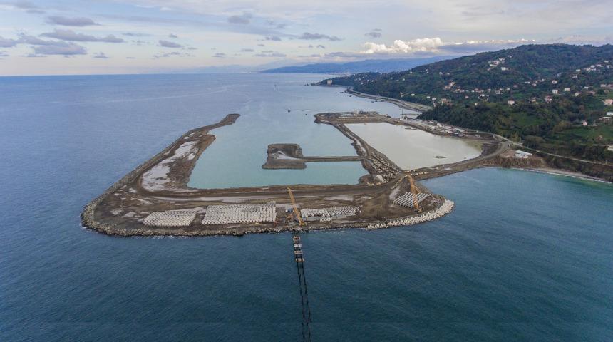 Rize-Artvin Havalimanı'nda denize 20,5 milyon ton taş döküldü