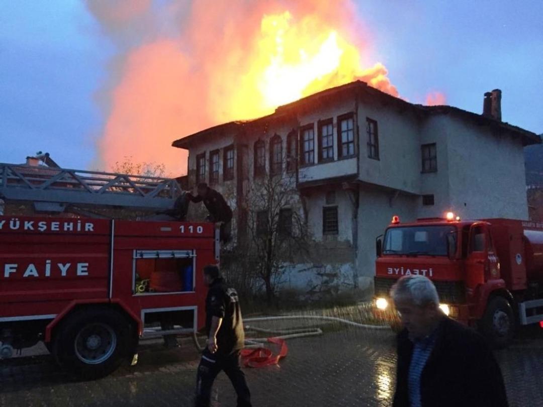 Taraklı&rsquo;da 3 ev tamamen yandı