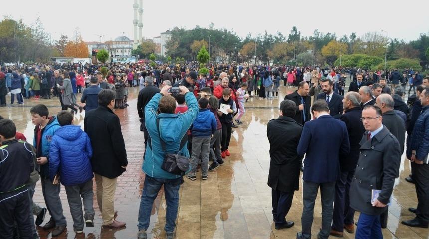 5 bin &ouml;ğrenci aynı anda kitap okudu