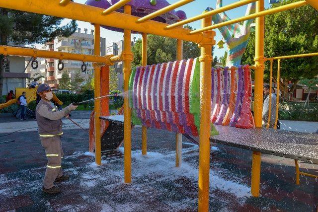 Kumluca’da çocuk oyun grupları dezenfekte ediliyor