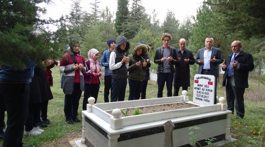 &Ouml;ğretmenler mezarları başında anıldı