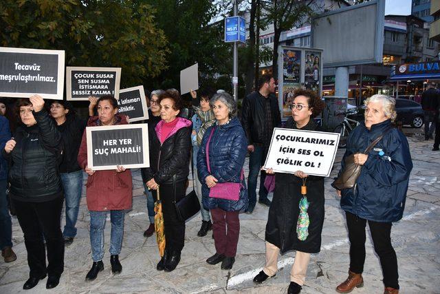 23 kız öğrenciyi taciz ettiği öne sürülen öğretmene tepki