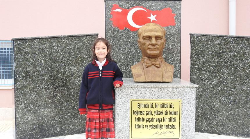 Her sabah Atatürk'ü öpüyor!