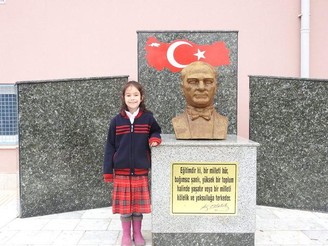 Minik Zeynep, her sabah Atatürk büstünü öpüp sınıfa giriyormuş