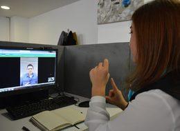 Konuşma ve işitme engelli müşterilere, görüntülü hizmet