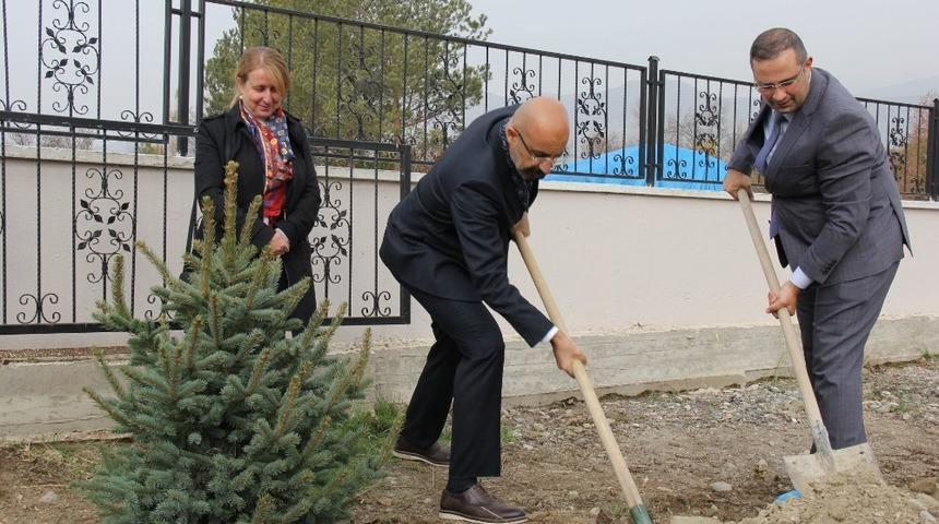 D&uuml;nya KOAH G&uuml;n&uuml; dolayısıyla fidan dikimi yapıldı