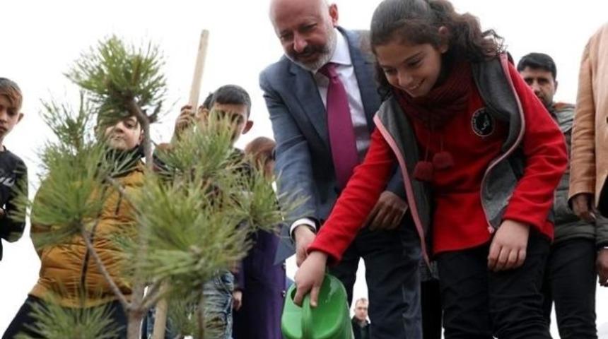 Minikler Başkan &Ccedil;olakbayrakdar ile fidan dikti