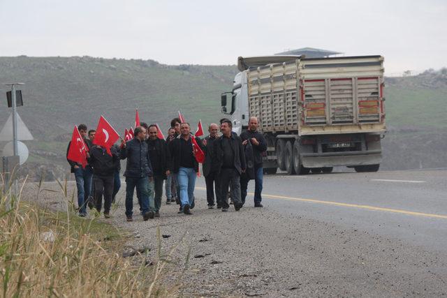 Mahkeme kararına rağmen işlerine dönemeyen işçiler, Valiliğe yürüdü