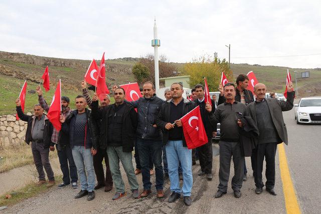 Mahkeme kararına rağmen işlerine dönemeyen işçiler, Valiliğe yürüdü