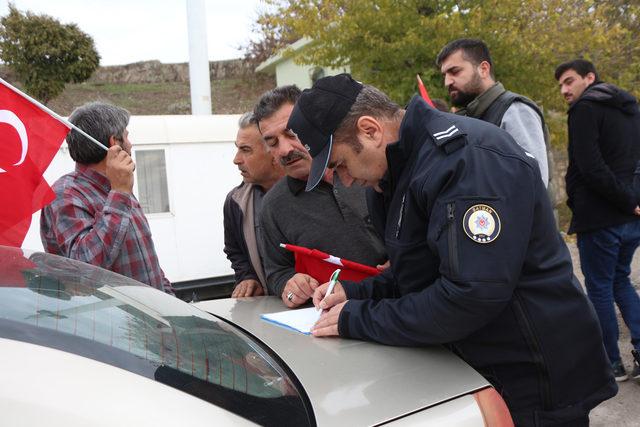 Mahkeme kararına rağmen işlerine dönemeyen işçiler, Valiliğe yürüdü