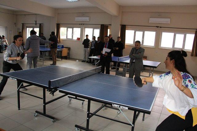 Öğretmenler arasında masa tenisi turnuvası düzenlendi