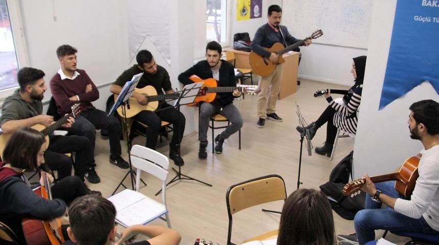 Gen&ccedil;lik merkezi gen&ccedil;lerin g&ouml;zdesi