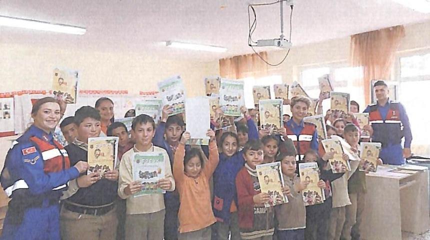 Jandarma &ccedil;ocukları unutmadı
