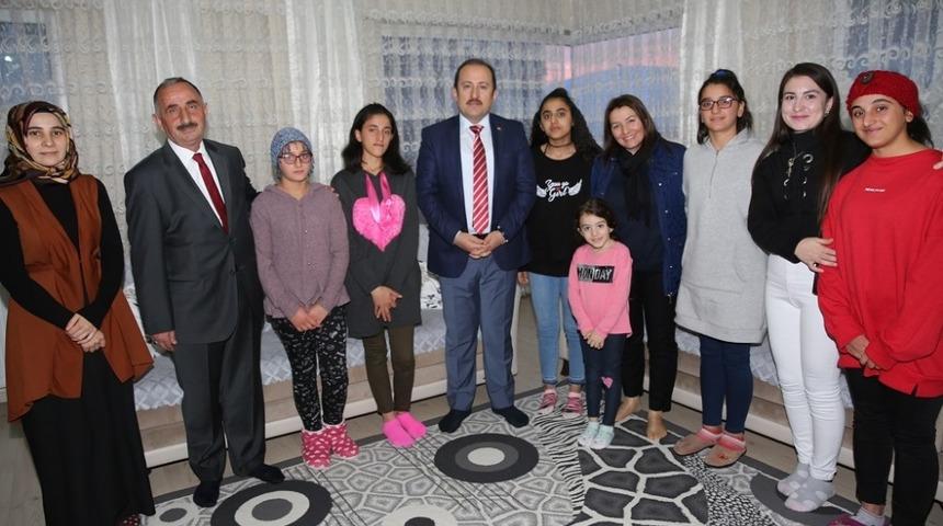 Vali Ali Hamza Pehlivan ve eşi Yıldız Pehlivan çocuklarla buluştu