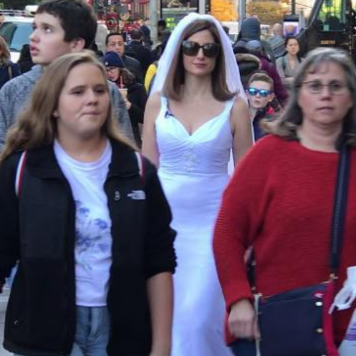 Gelinlikle ‘kürek çekerek’ damat adayını arıyor! G1