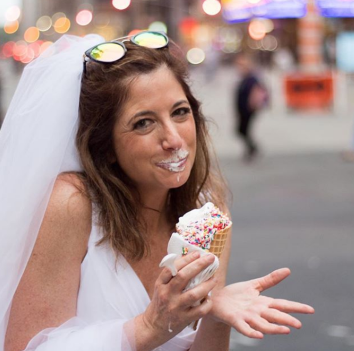 Gelinlikle ‘kürek çekerek’ damat adayını arıyor! G4