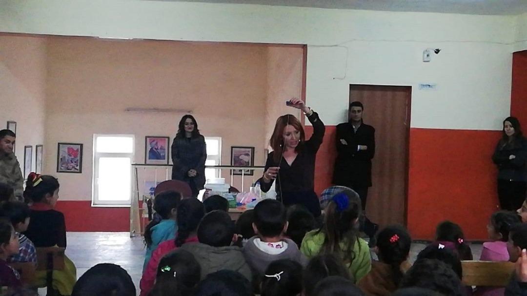 &ldquo;Buluş&ccedil;u Abla&rdquo; Başkaleli &ouml;ğrencilere bilimi sevdirdi