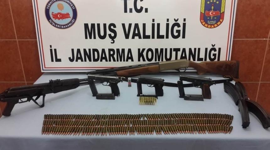 Muş&rsquo;ta silah ve m&uuml;himmat ele ge&ccedil;irildi