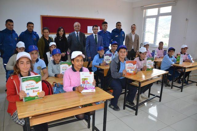 Akseki’de jandarma öğrencilere kitap dağıttı