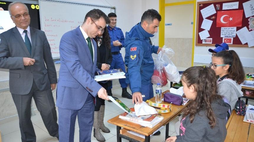 Akseki’de jandarma öğrencilere kitap dağıttı