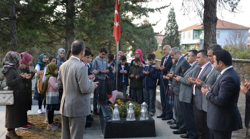 Şehit öğretmenlerin kabirleri ziyaret edildi