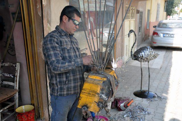 Motosiklet yakıt deposu ve çatal ile flamingo heykeli