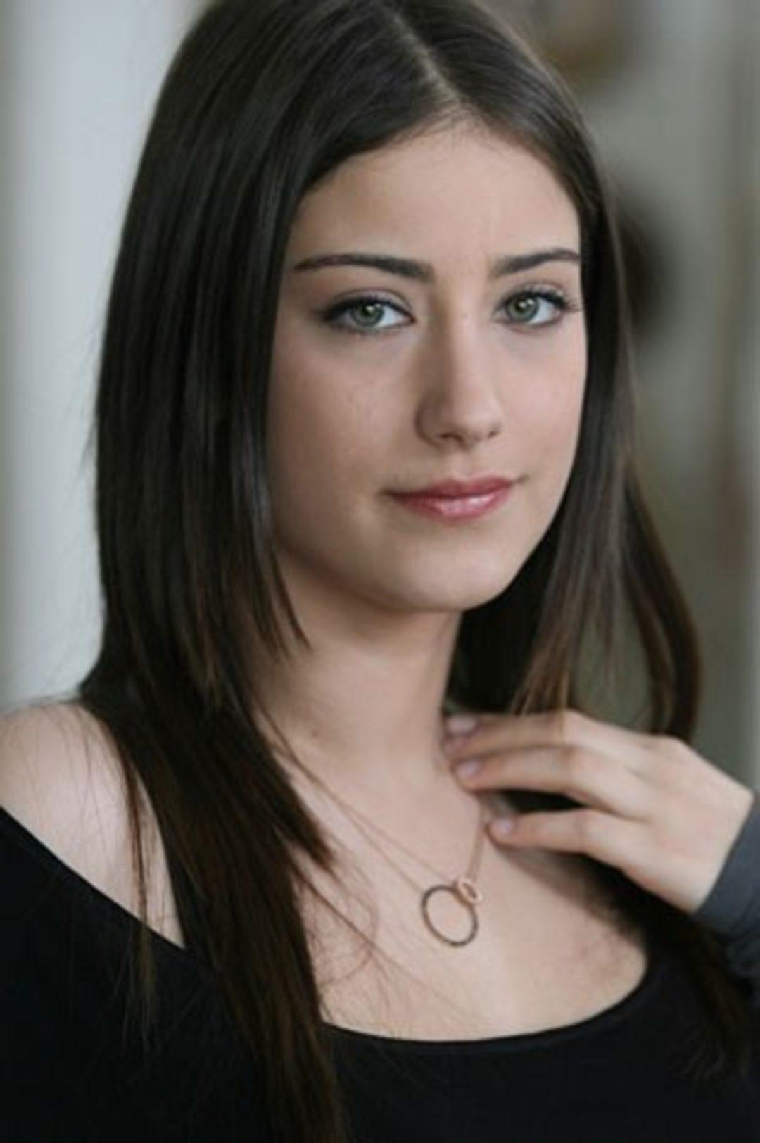 Genç oyuncu Hazal Kaya şu sıralar diş ağrısından çektiği kadar bir şeyden ç...