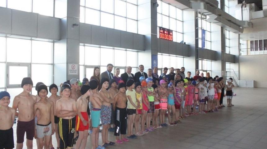 Minik &ouml;ğrenciler y&uuml;zme &ouml;ğreniyor