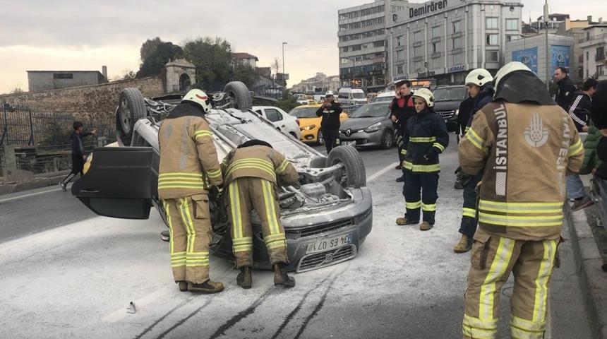 Atatürk Köprüsü'nde feci kaza! Araç alev aldı