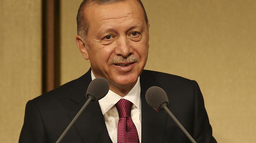 Muhtarlar toplantısında ilginç olay! Erdoğan muhtarın sigara paketini aldı ve...