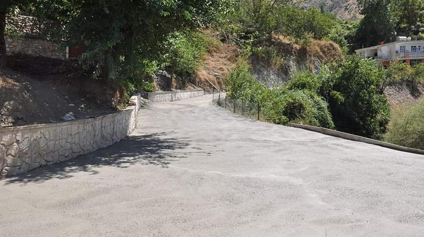 Yıllarca ara&ccedil;ların giremediği mahalle yola kavuştu