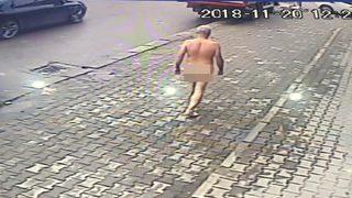 Sokakta çırılçıplak yürüdü! Gören şaşkına döndü