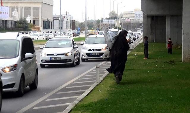 Trafik ışıklarında kadın ve çocukları dilendirdiler