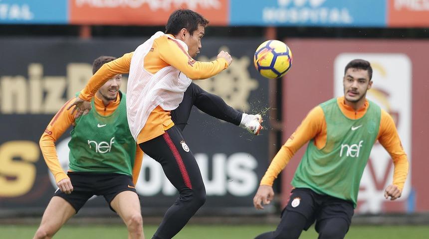 Galatasaray'da Serdar Aziz, Eren Derdiyok, Ozan Kabak ve Nagatomo takımla çalıştı