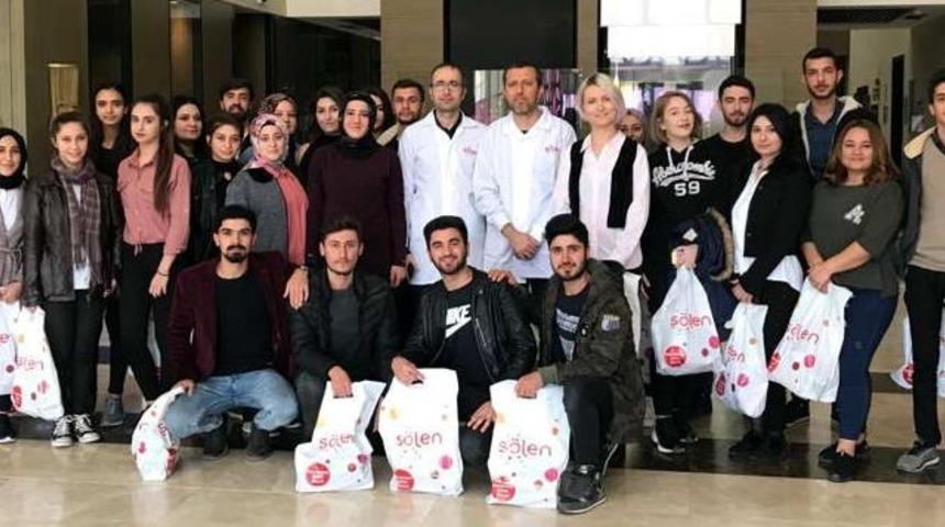 &Uuml;niversite &ouml;ğrencileri &ccedil;ikolata fabrikasını gezdi.