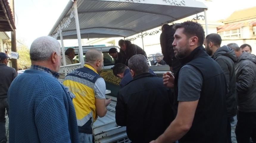 Burhaniye&rsquo;de kozalak toplamaktan gelirken kazada can veren kadın toprağa verildi