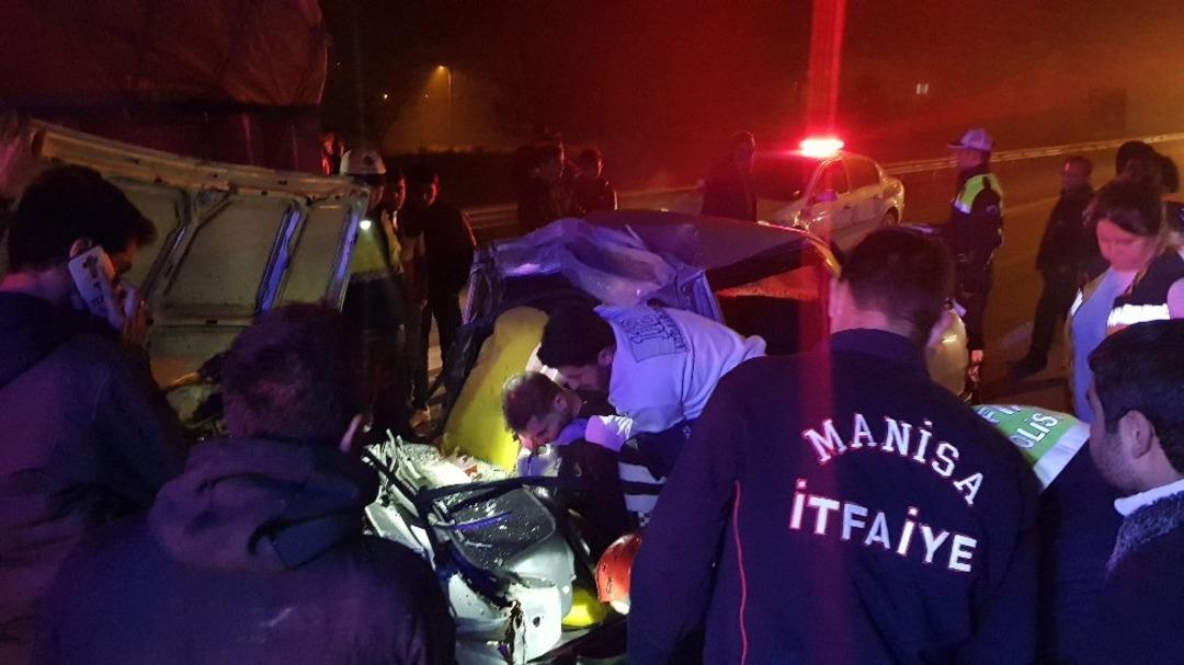 Tıra arkadan &ccedil;arpan ara&ccedil; hurdaya d&ouml;nd&uuml;: 1 ağır yaralı